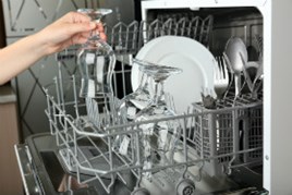 Prendersi cura della lavastoviglie: trucchi e consigli